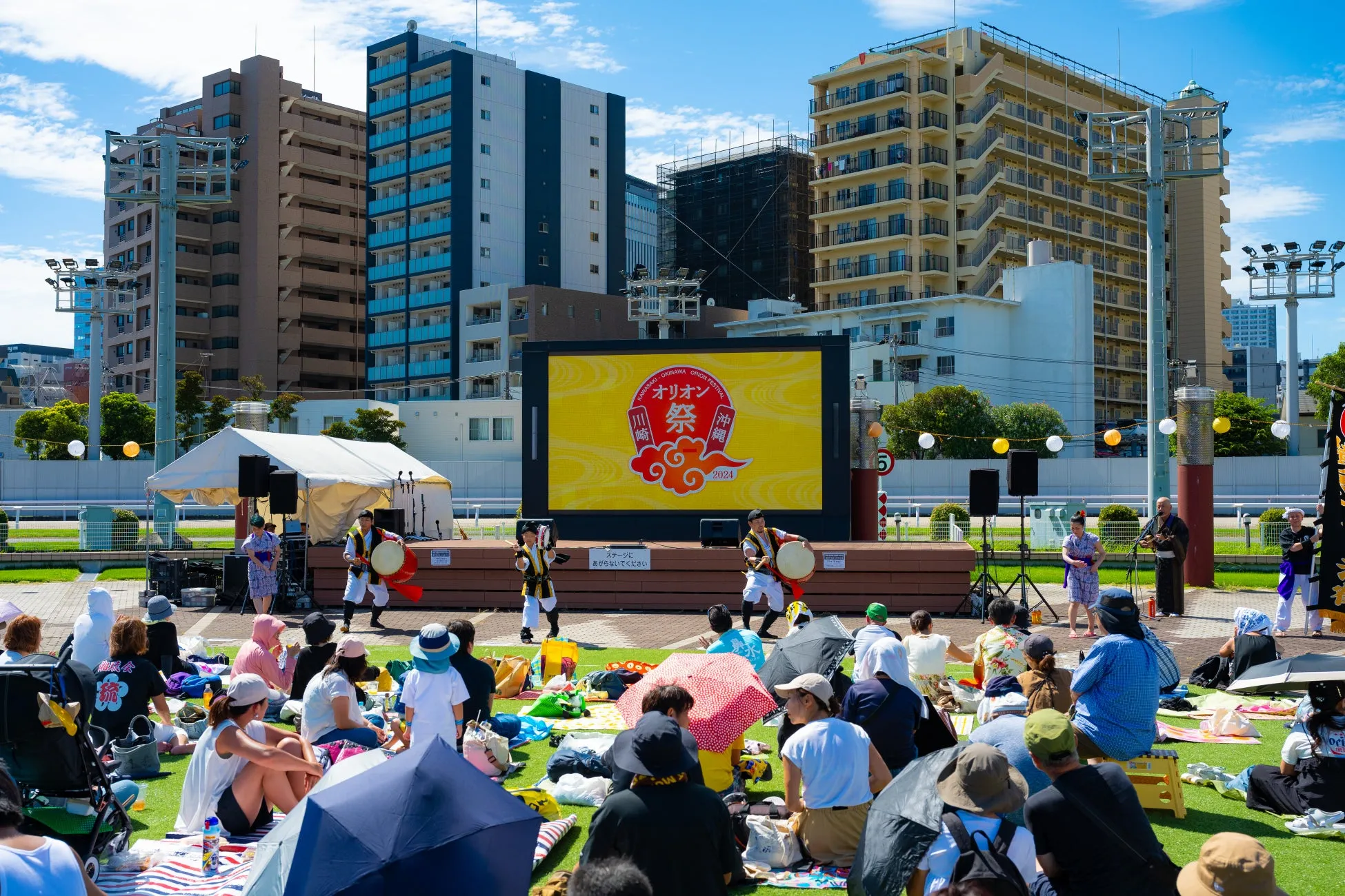 オリオン祭2025の屋外ステージと観客
