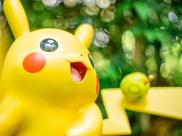 木の実をとるピカチュウ