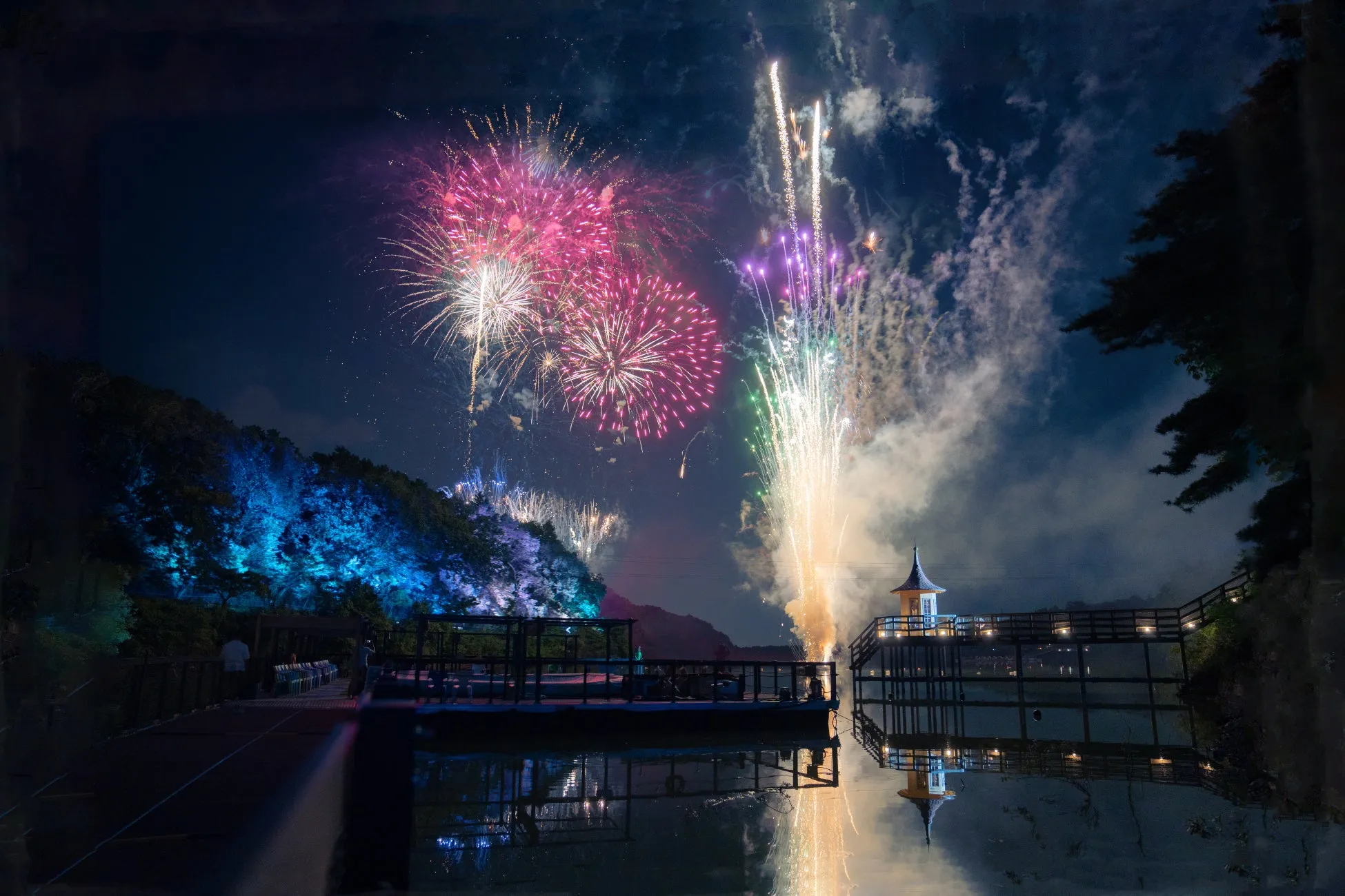 ムーミン谷の湖上のテラスから見た花火