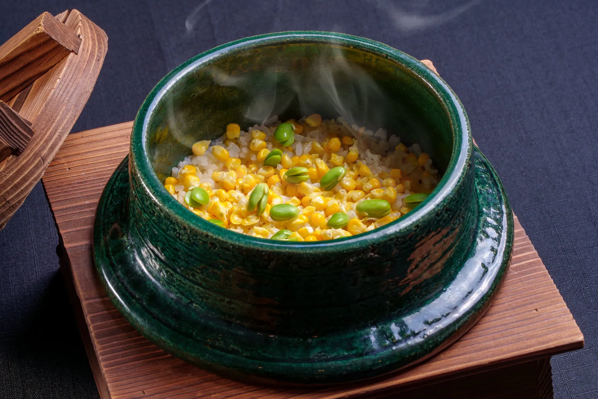 緑の器に盛られたトウモロコシと枝豆のご飯
