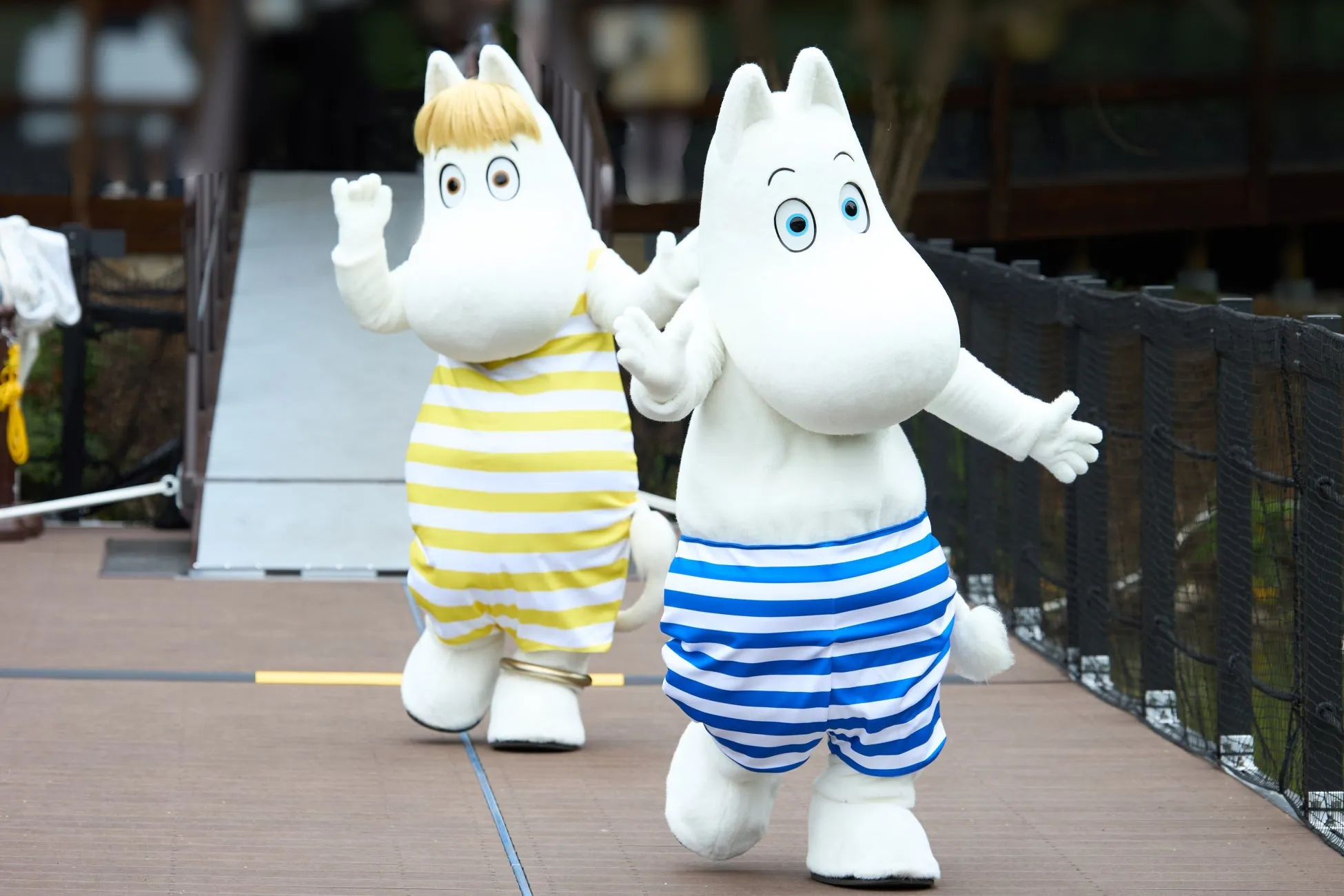 ムーミンと仲間たちが湖上のテラスで楽しむ様子