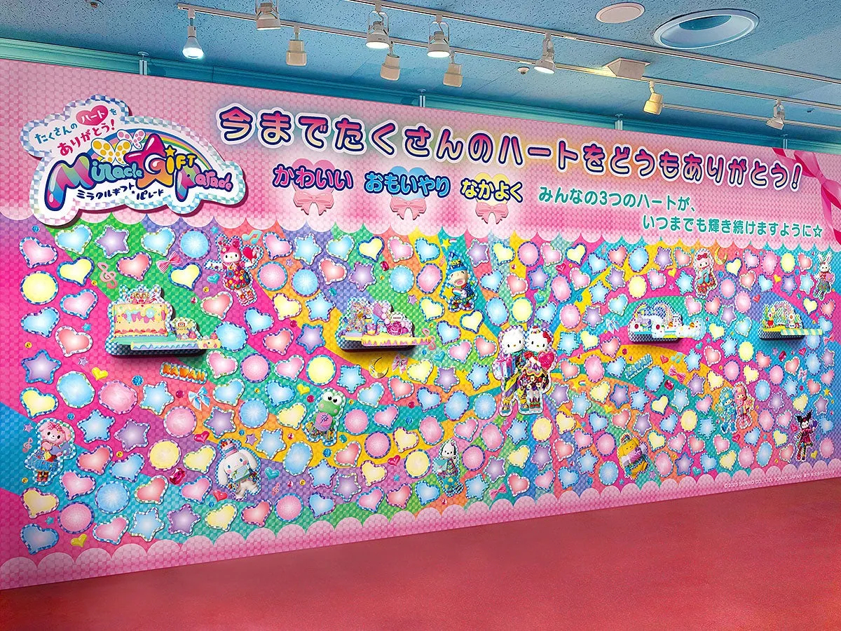 サンリオピューロランドのカラフルなハートの壁面展示
