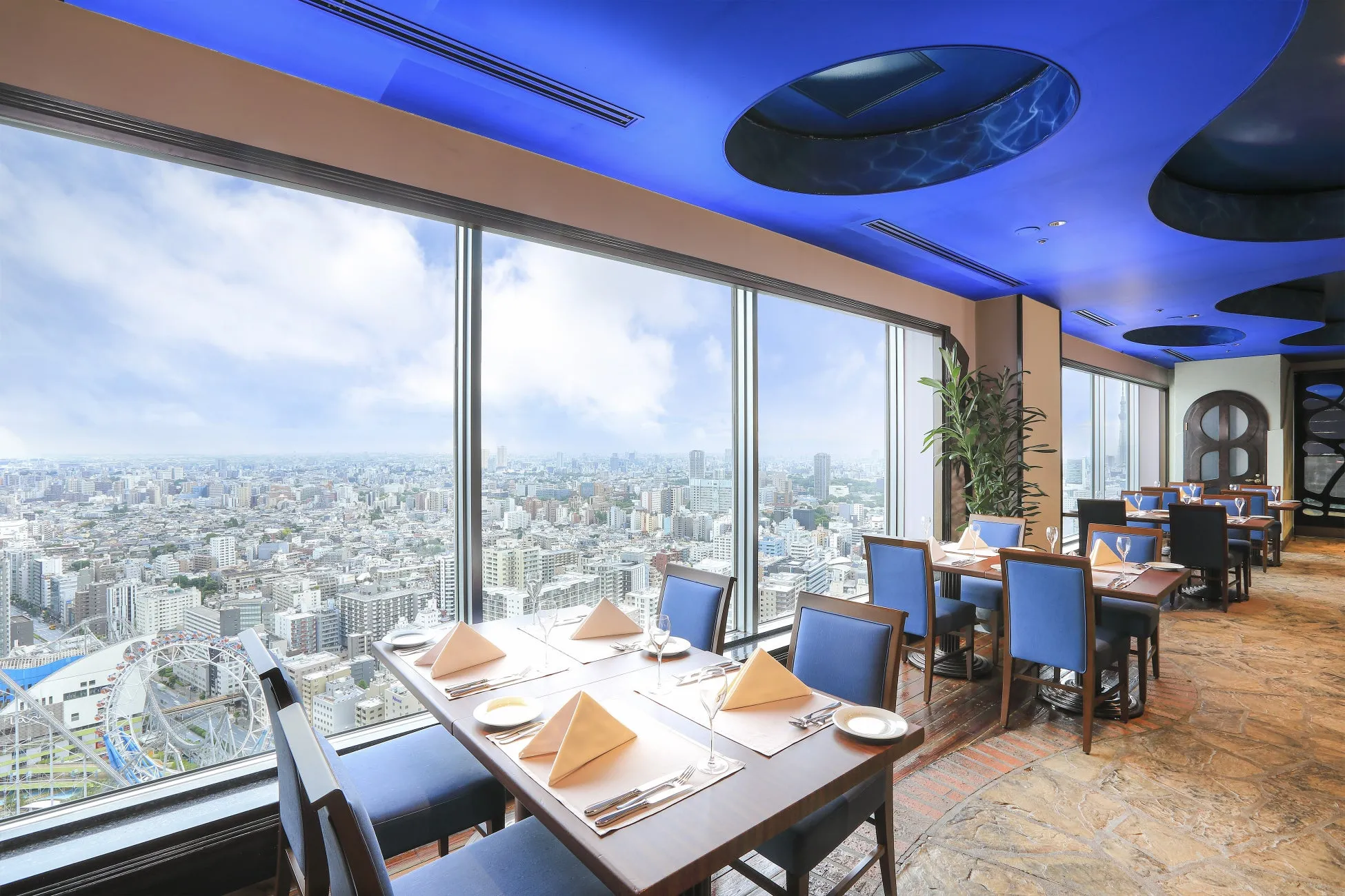 スカイラウンジ&ダイニング「アーティスト カフェ」店内