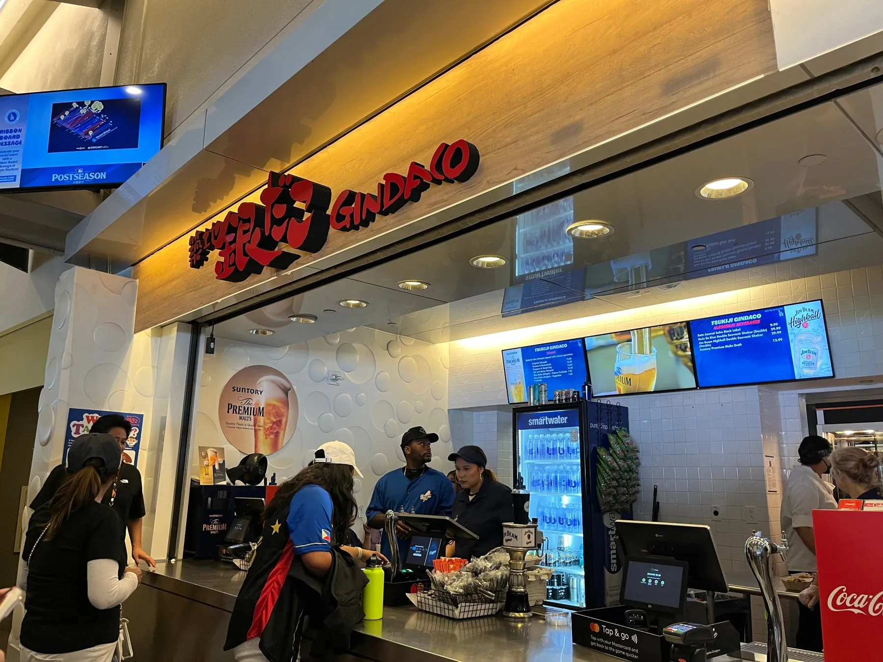 築地銀だこ ドジャー・スタジアム店の様子