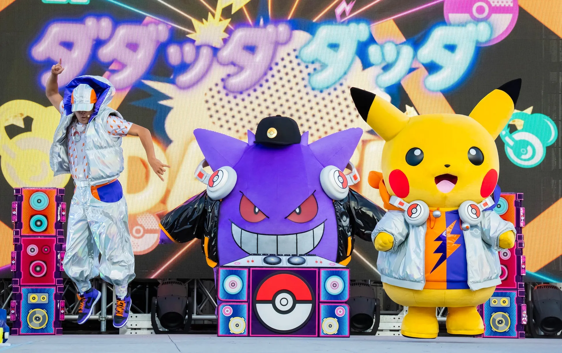 ポケモンキャラクターとパフォーマーのハロウィーンステージ