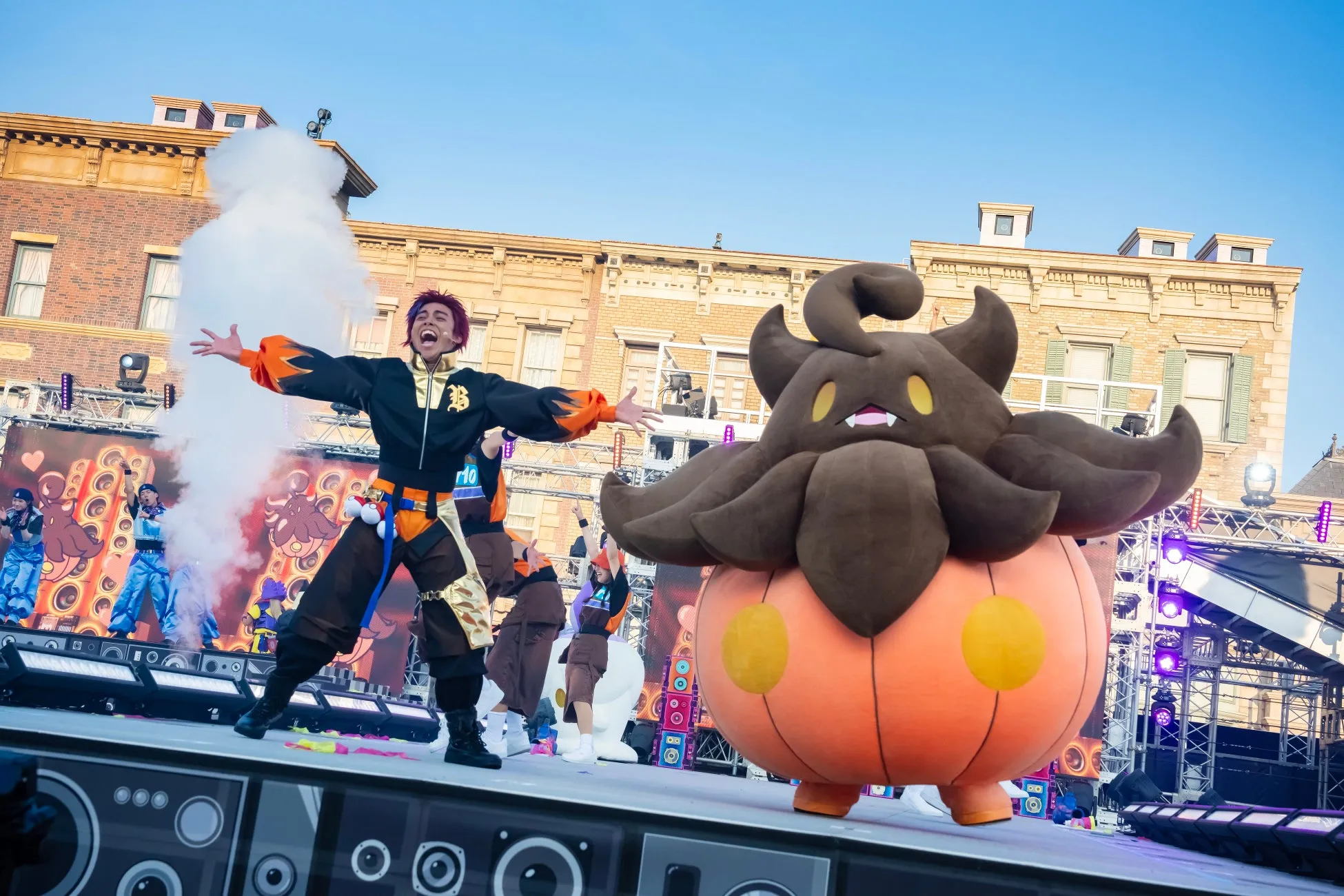 ハロウィーンイベントステージのポケモンとパフォーマー