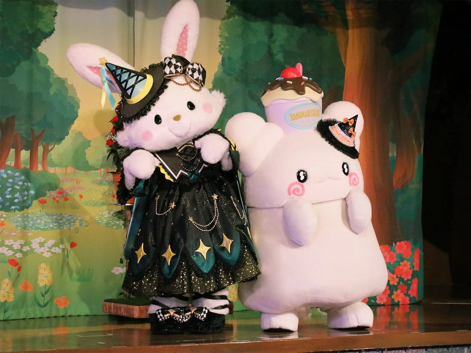 ハロウィンの衣装を着た可愛いキャラクターたち