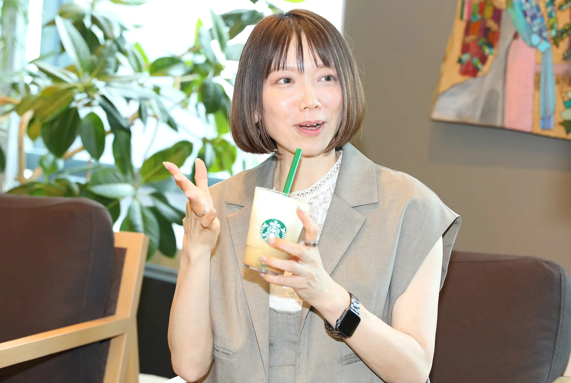 スイーツライターのchicoさんが試食する様子