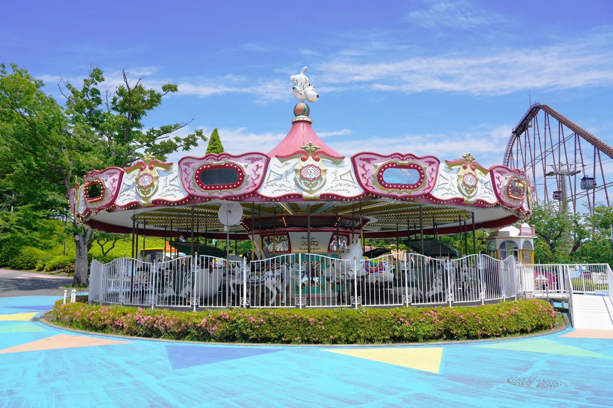 よみうりランドのカラフルなメリーゴーランド