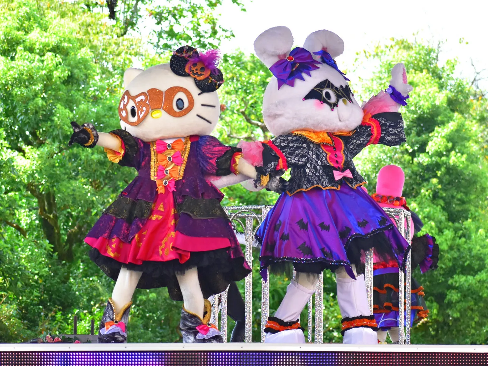 ハローキティとキャラクターのハロウィーン衣装ショー