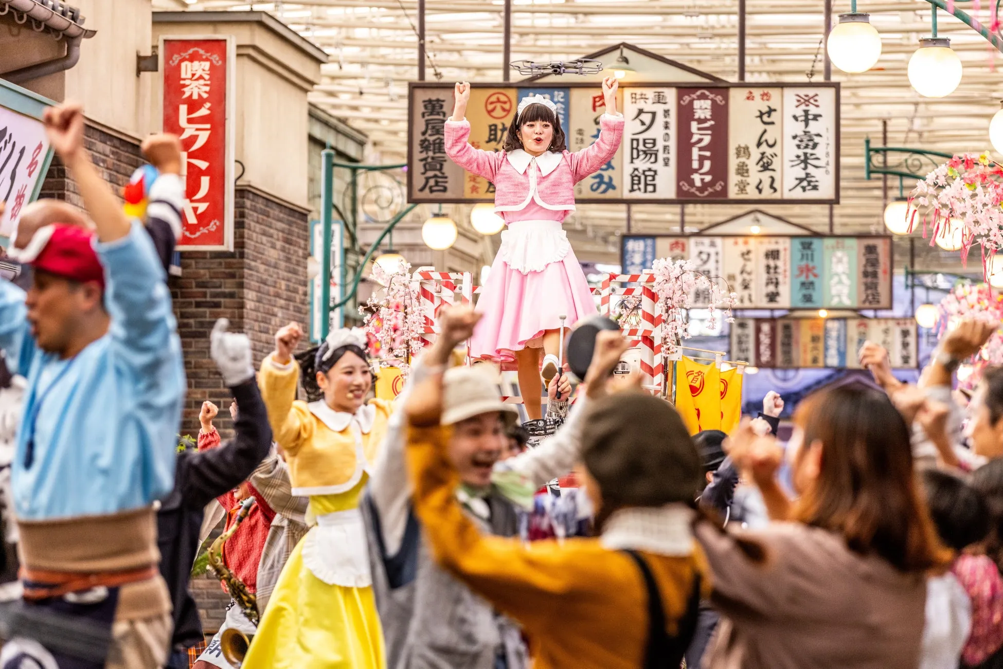 西武園ゆうえんちの踊る人々と昭和風の商店街