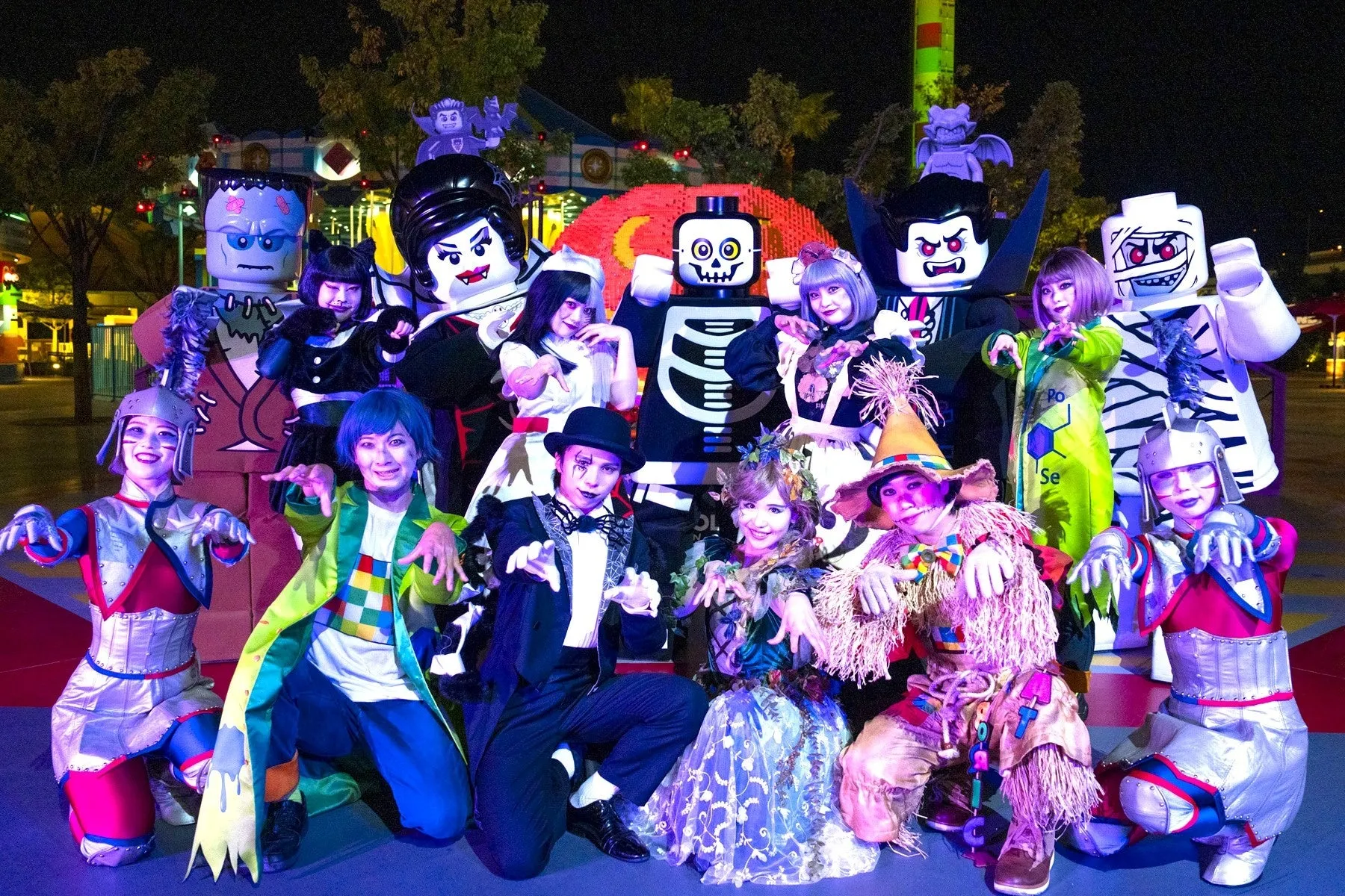 ハロウィンイベントでの仮装パフォーマーたち