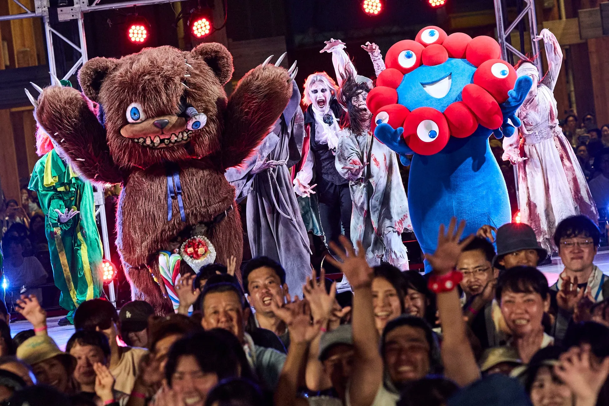 ユニバーサル・スタジオ・ジャパンと万博のコラボイベントでのゾンビパフォーマンス