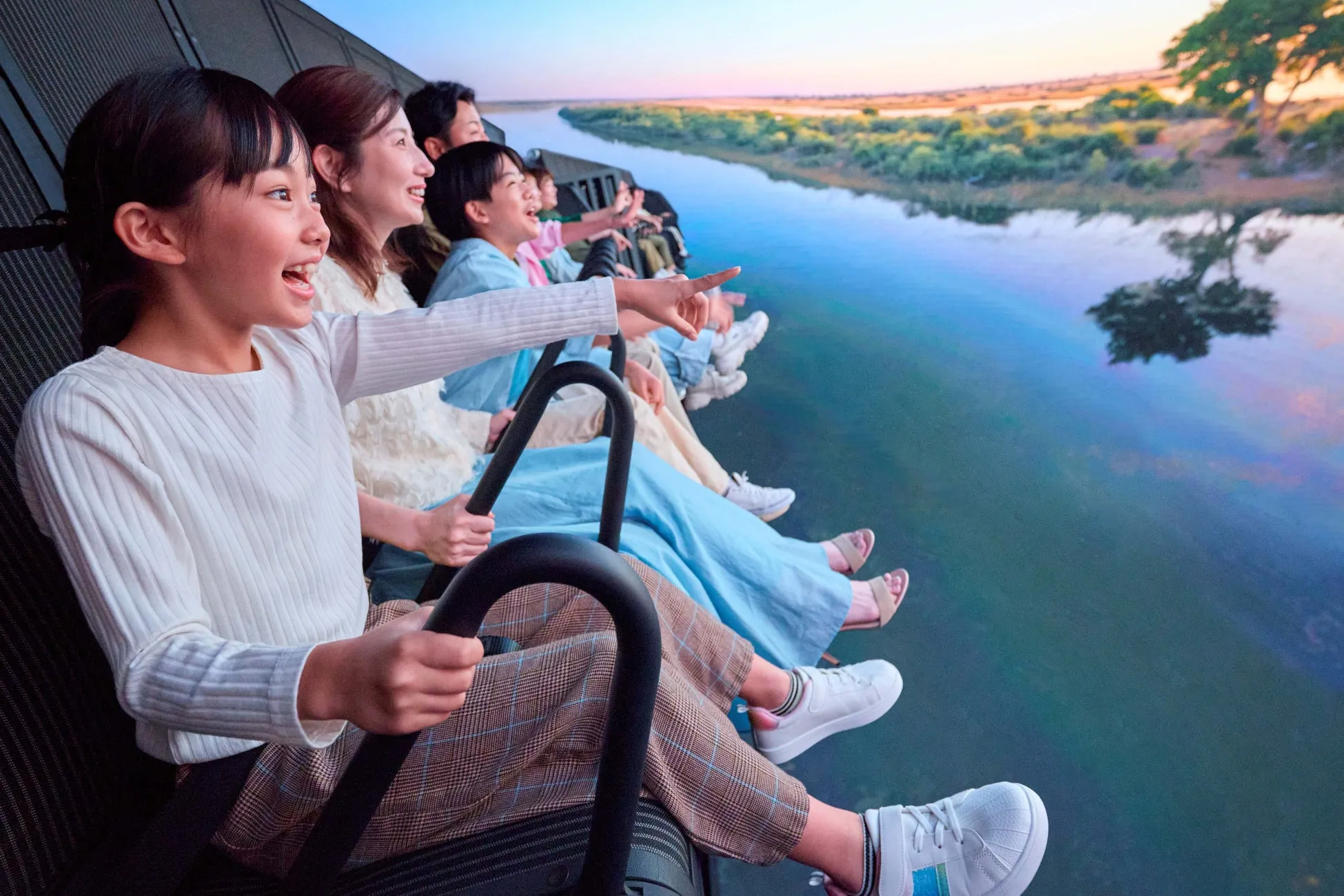 ハウステンボスでアトラクションを楽しむ人々