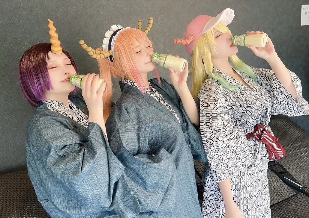 温泉とコスプレの融合を象徴するイベントのイメージ