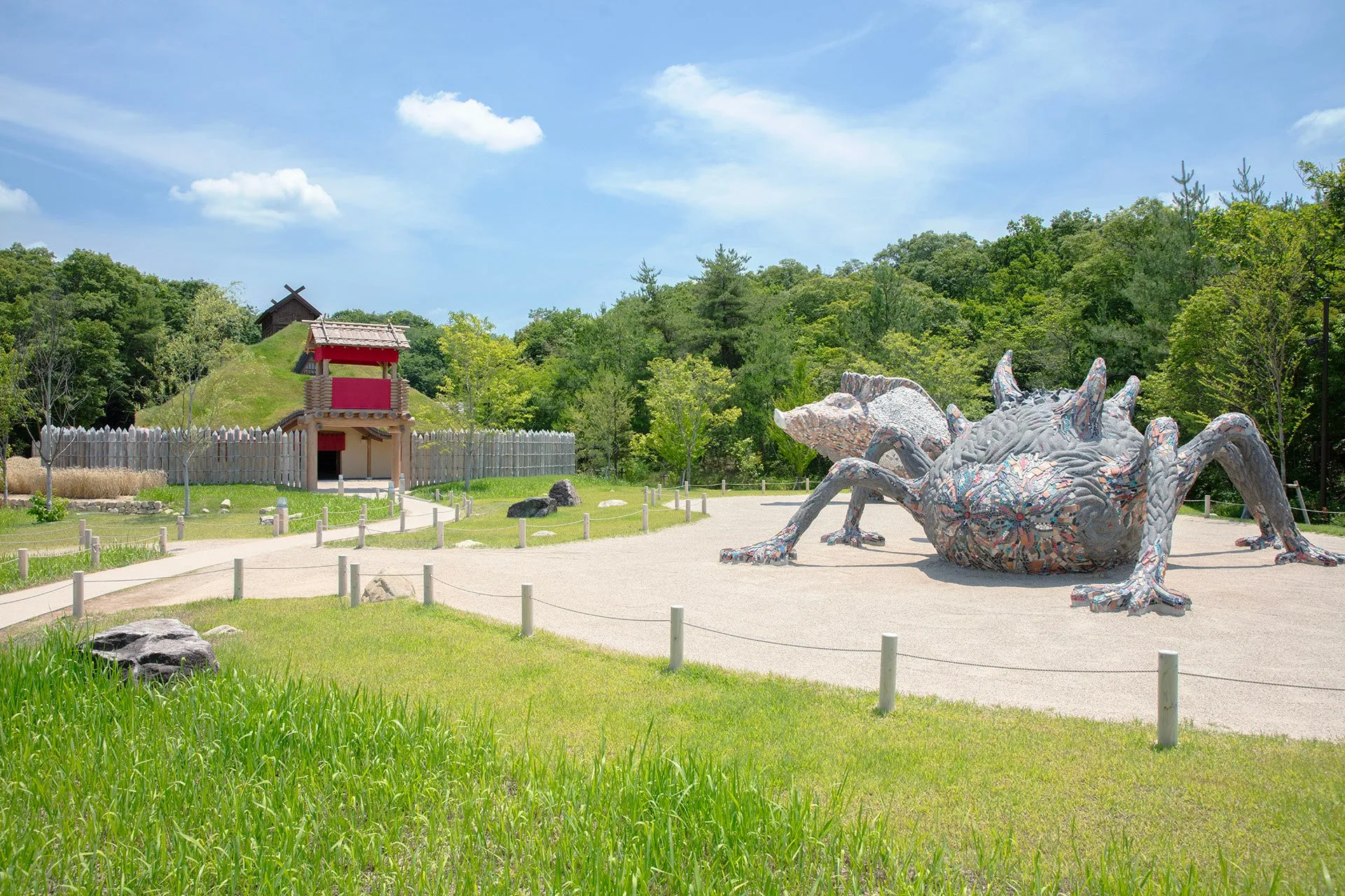 ジブリパークの大きなオブジェと緑豊かな風景