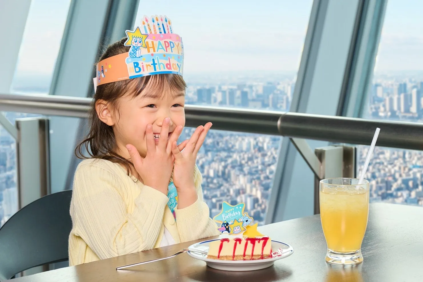 東京スカイツリーでバースデーパーティーを楽しむ少女