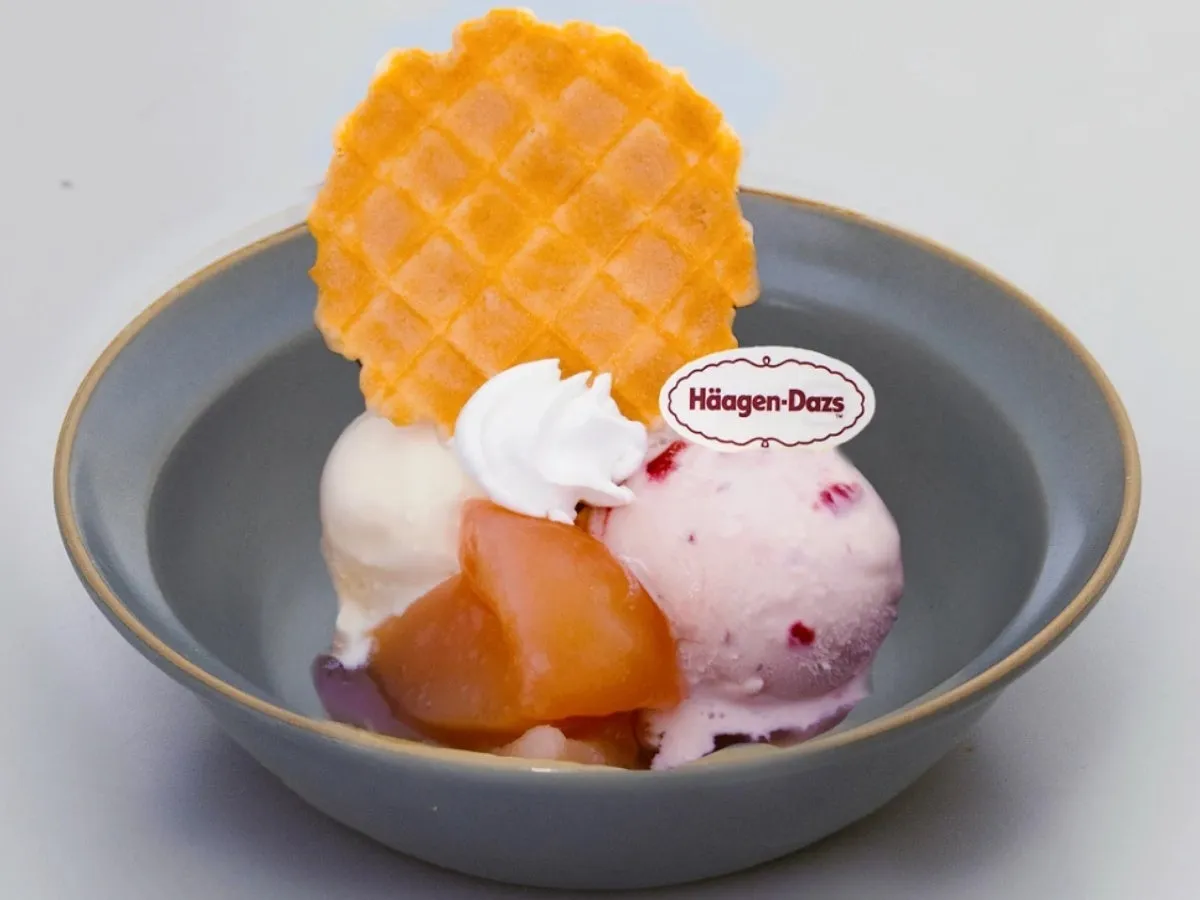 ハーゲンダッツ バニラ＆ストロベリーの白桃サンデー
