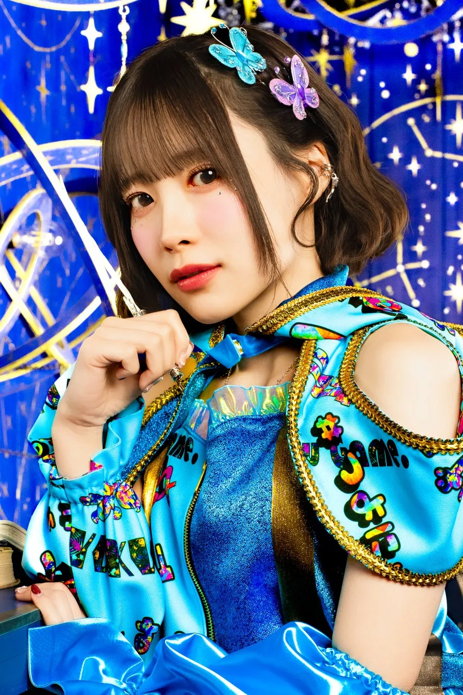青い服装を着た女性パフォーマー