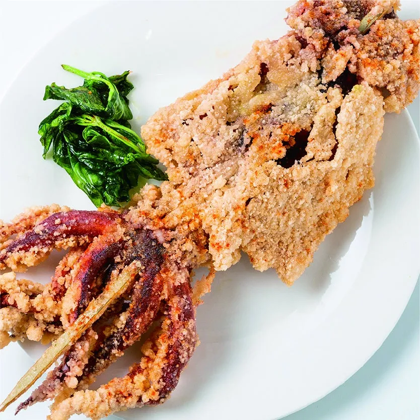 台湾夜市の人気メニュー酥炸大魷魚、巨大イカの姿揚げ