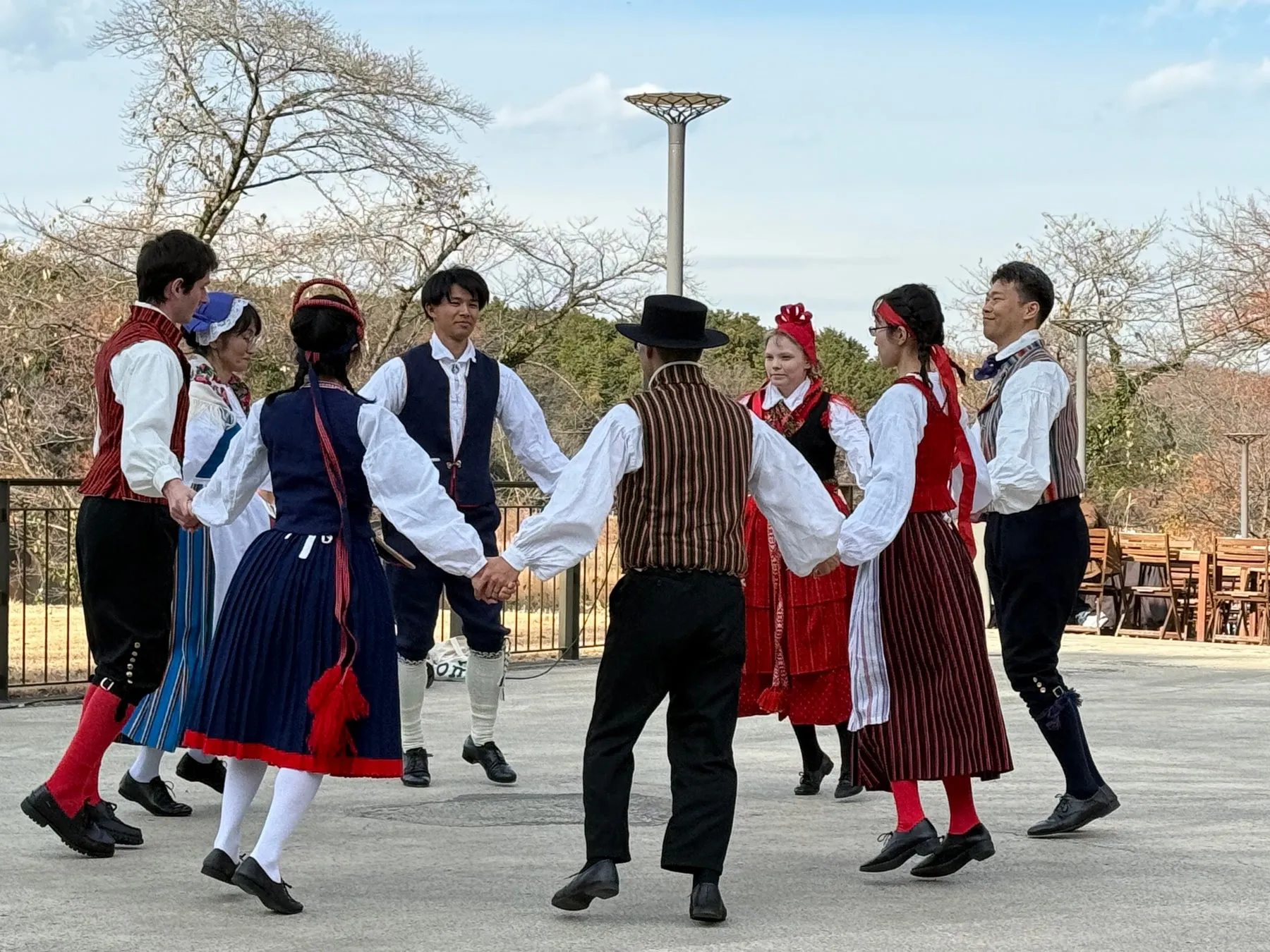 北欧の伝統衣装で踊る人々