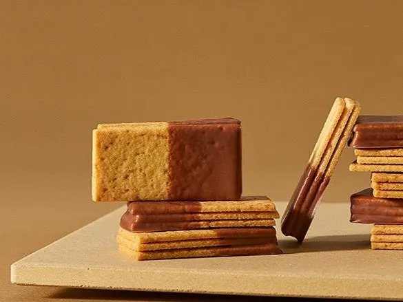 開拓の詩 三枚重ねチョコがけクッキー ほどける軽やかなクッキーの食感、ミルクチョコレートのまろやかさ