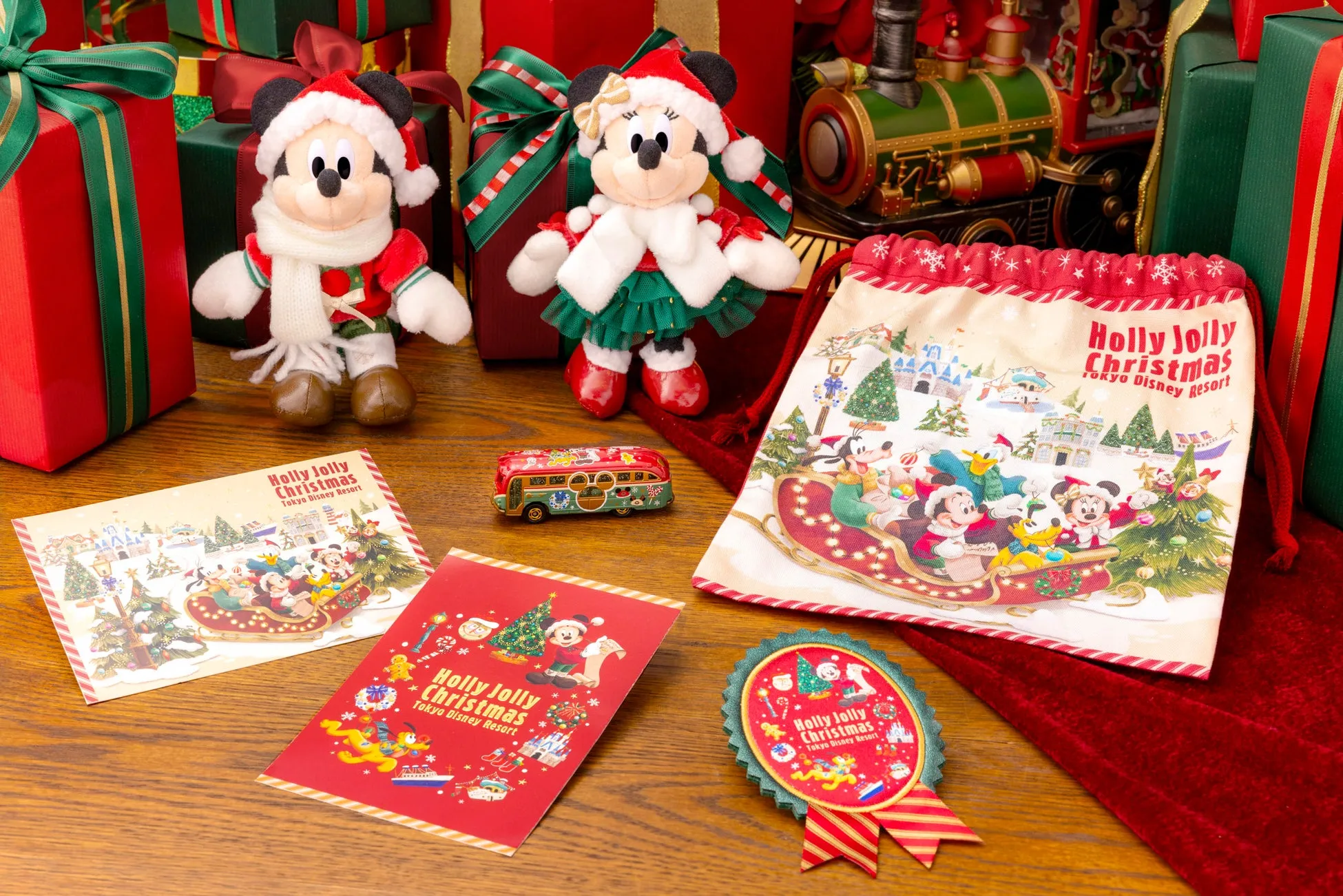 王道のクリスマスらしさが楽しめるスペシャルグッズの一部