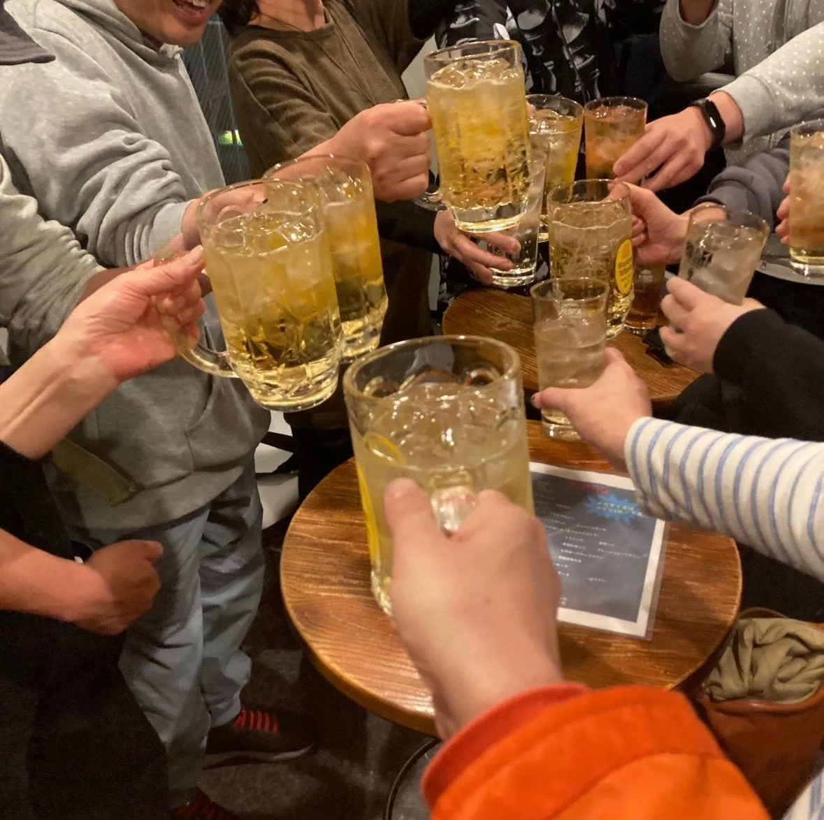 昨年の野毛せんべろトライアスロンでの乾杯の様子