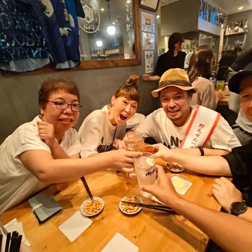 イベント参加者が仲間と乾杯する様子