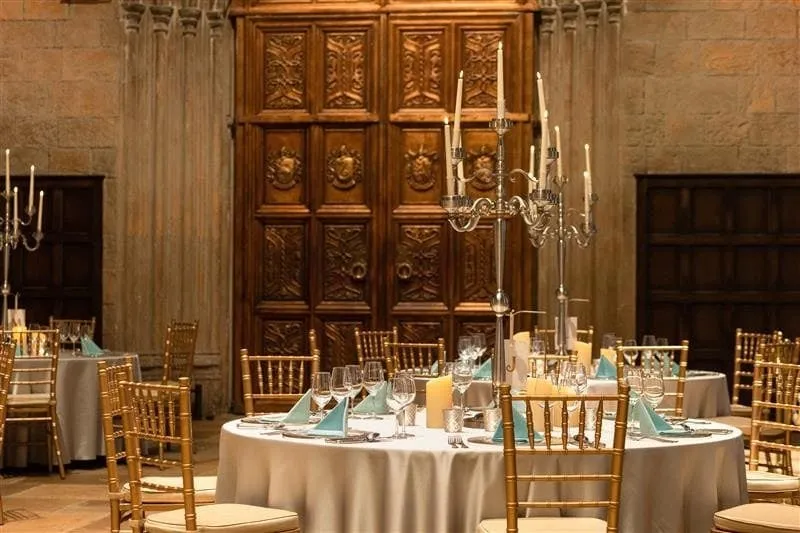 ホグワーツの大広間で開催されるホグワーツディナーの様子