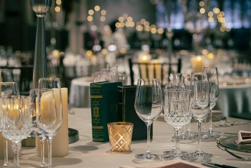 キャンドルが灯るホグワーツの大広間内装