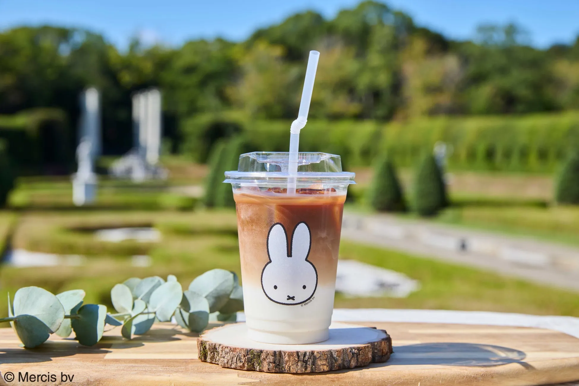ミッフィーデザインのアイスカフェラテと庭園