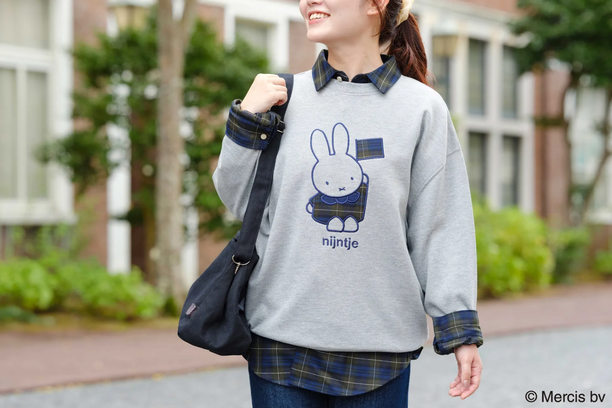 ディック・ブルーナのミッフィーがプリントされたスウェットを着た女性