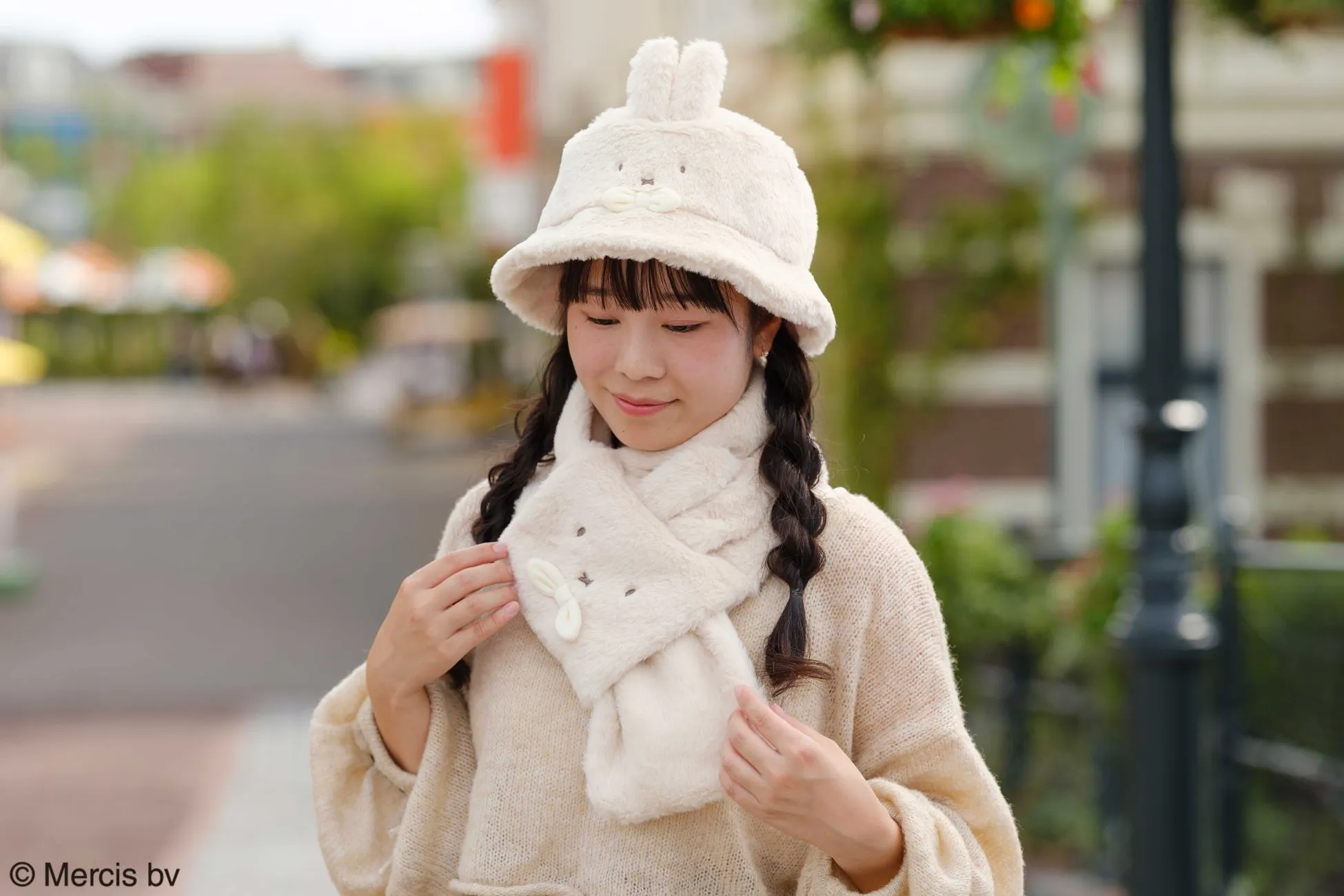 うさぎの帽子とマフラーを身に着けた女性