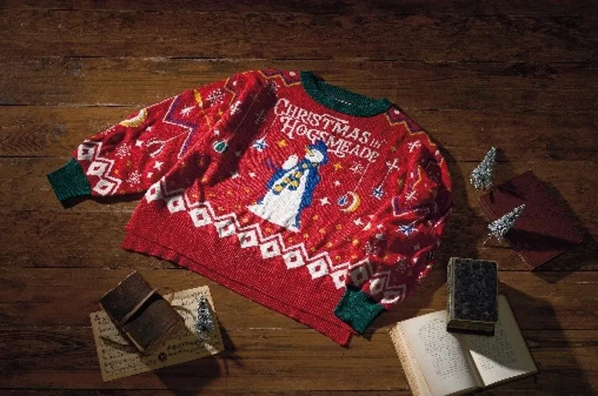 クリスマスデザインの赤いセーターと開いた本