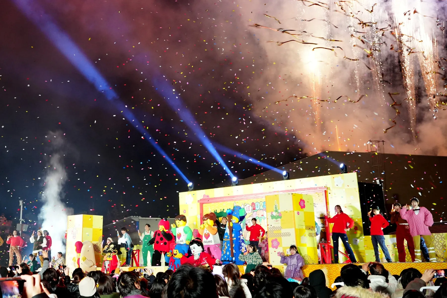 新年イベントのカウントダウンセレモニー、花火とキャラクター