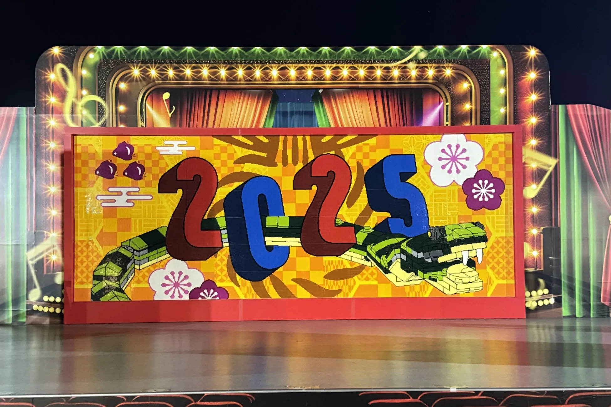 2025年のカラフルなステージデザイン