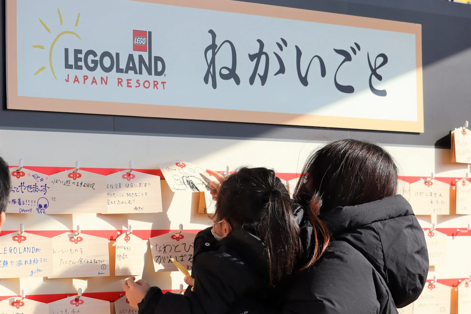 レゴランドイベントで願い事を書く様子