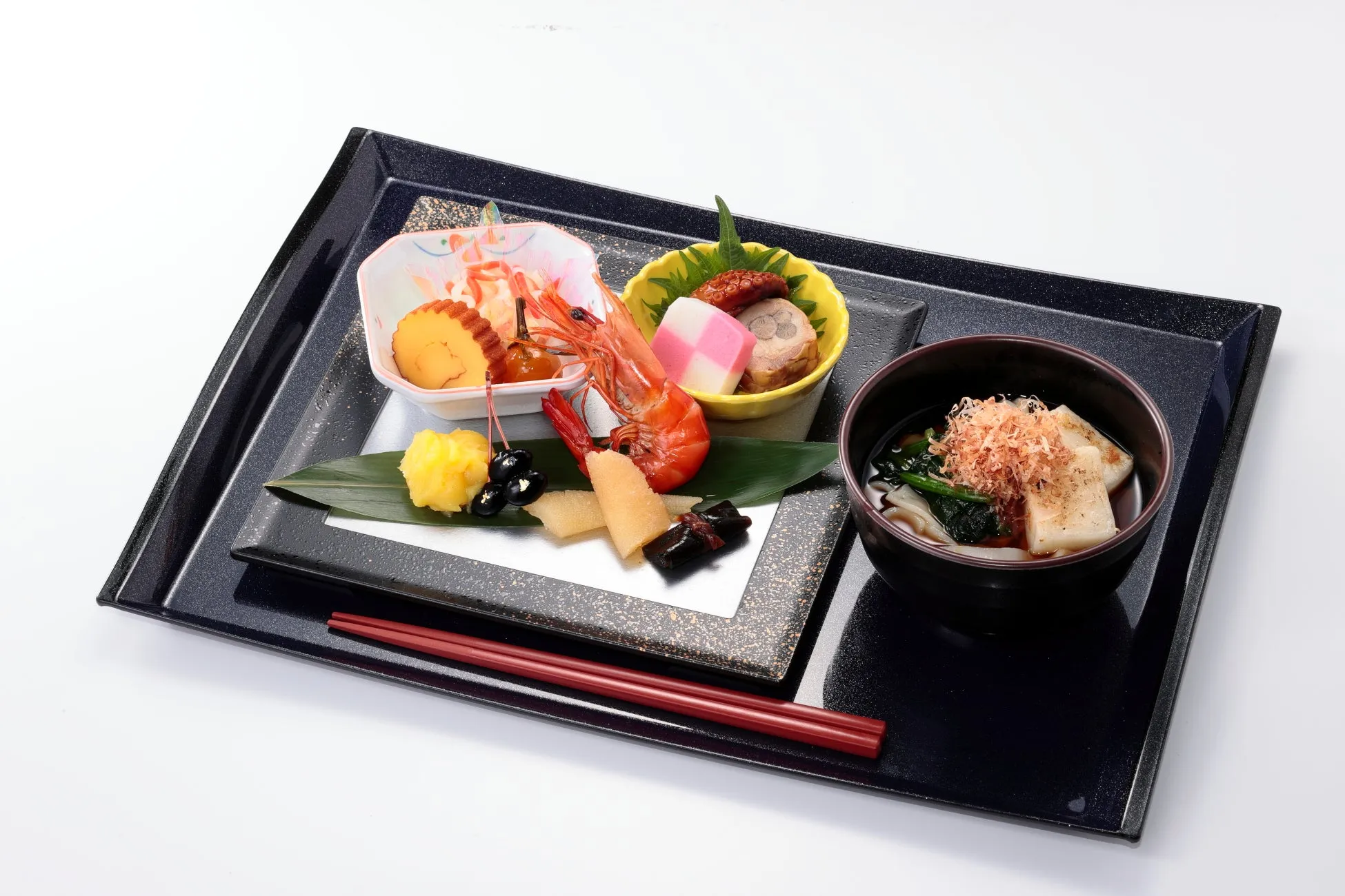 おせち料理と雑煮の盛り付け