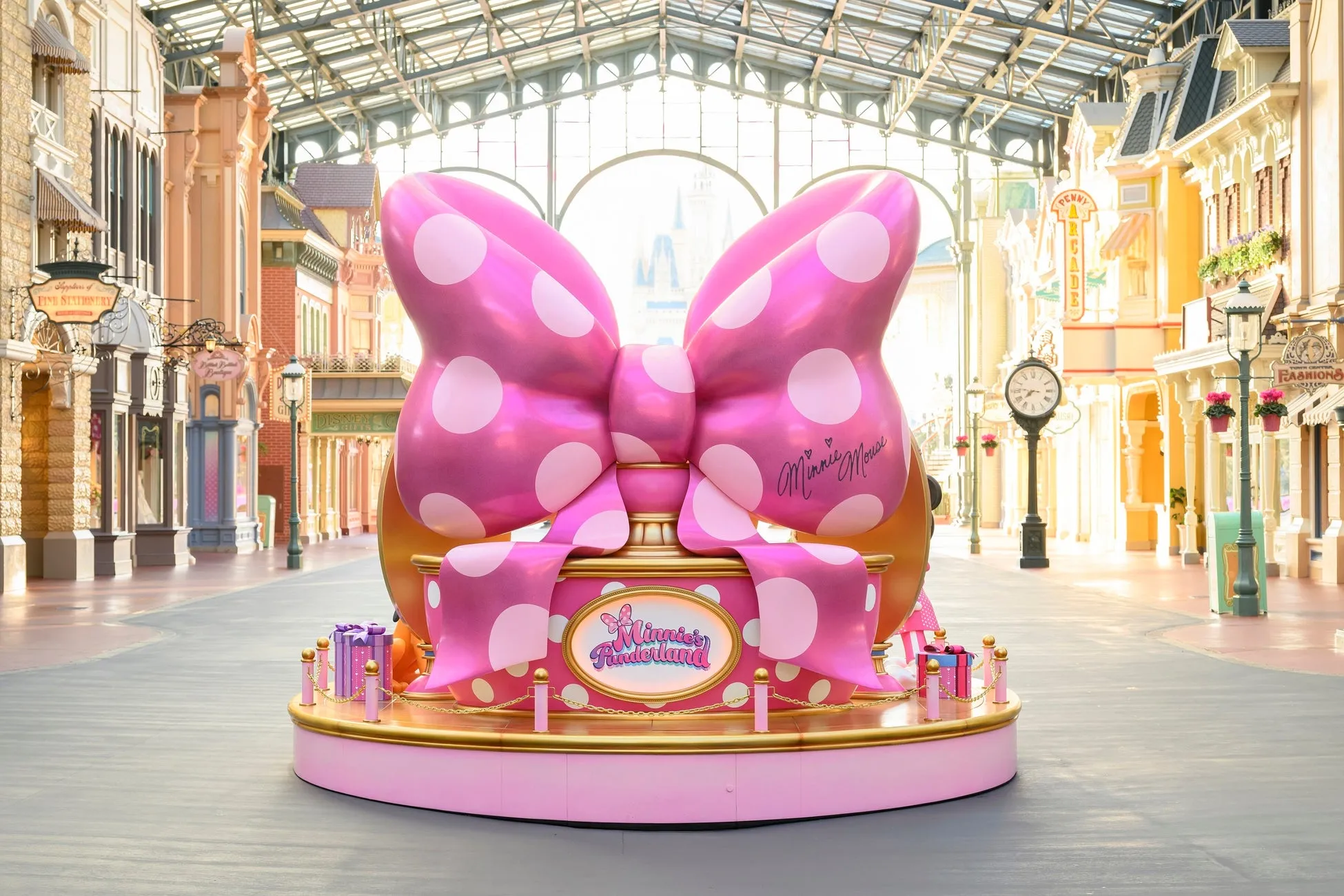 東京ディズニーランドのミニーの特大リボンのディスプレイ