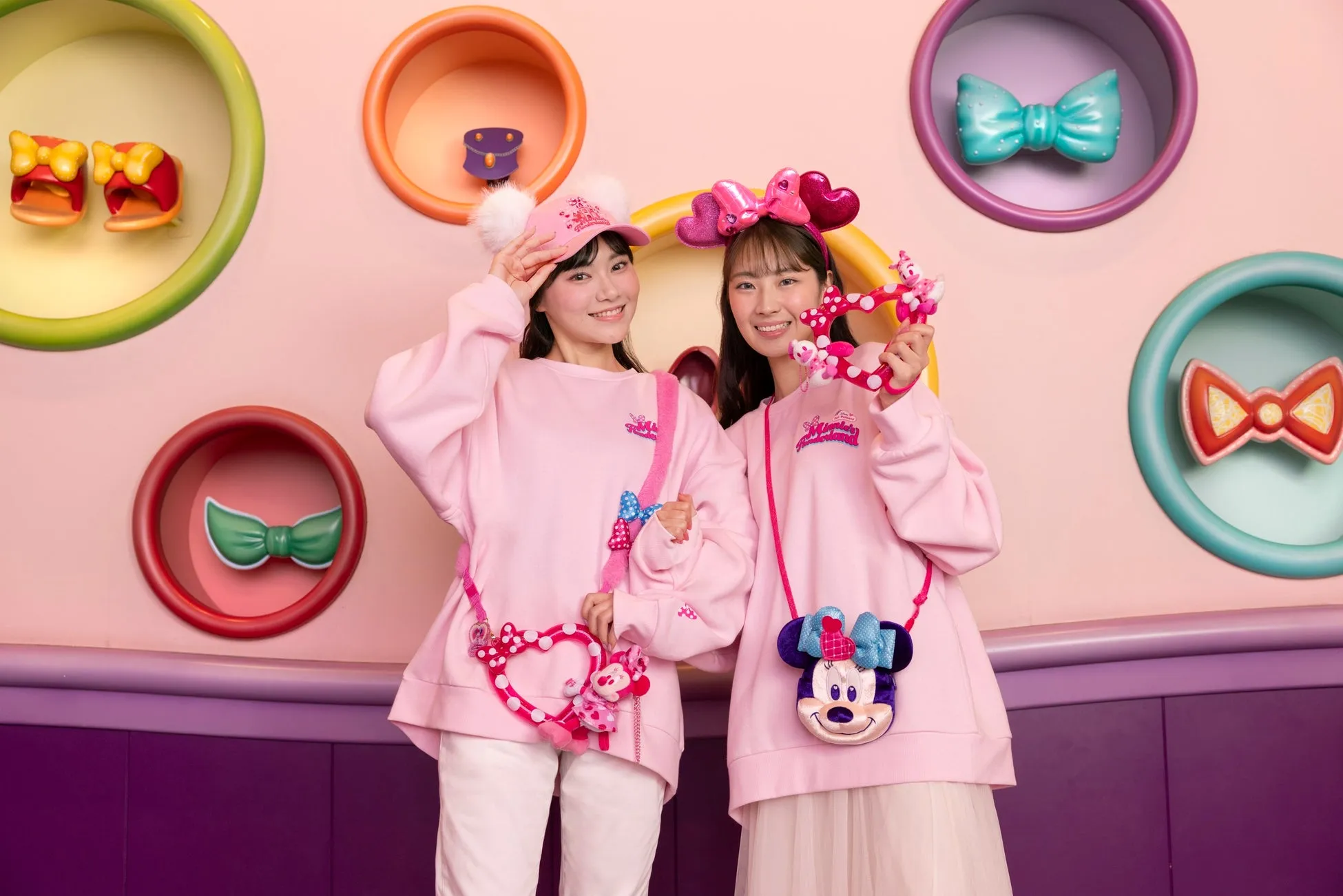 東京ディズニーリゾートでディズニーファッションを楽しむ女性二人