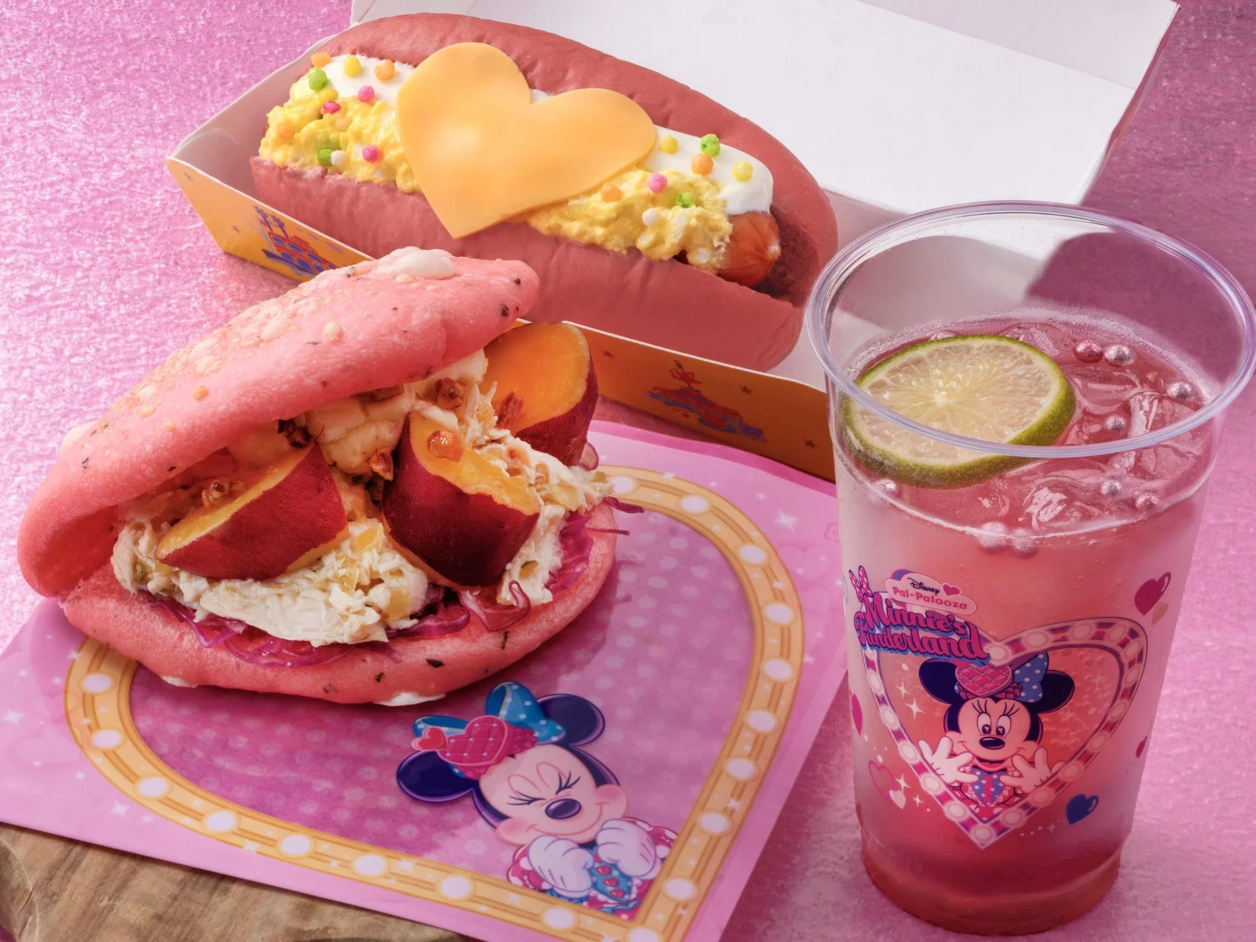 東京ディズニーリゾートの春限定ピンクのサンドイッチとドリンク