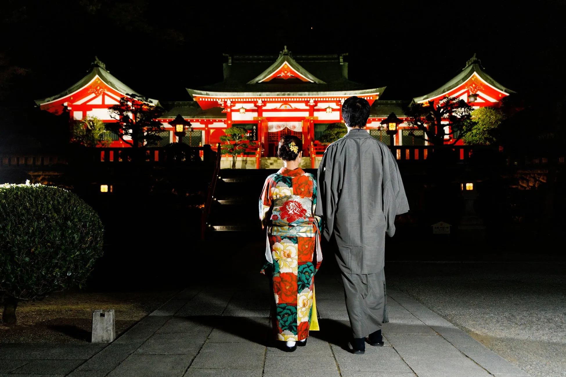 足利織姫神社の石段に設置された銘仙柄の行灯