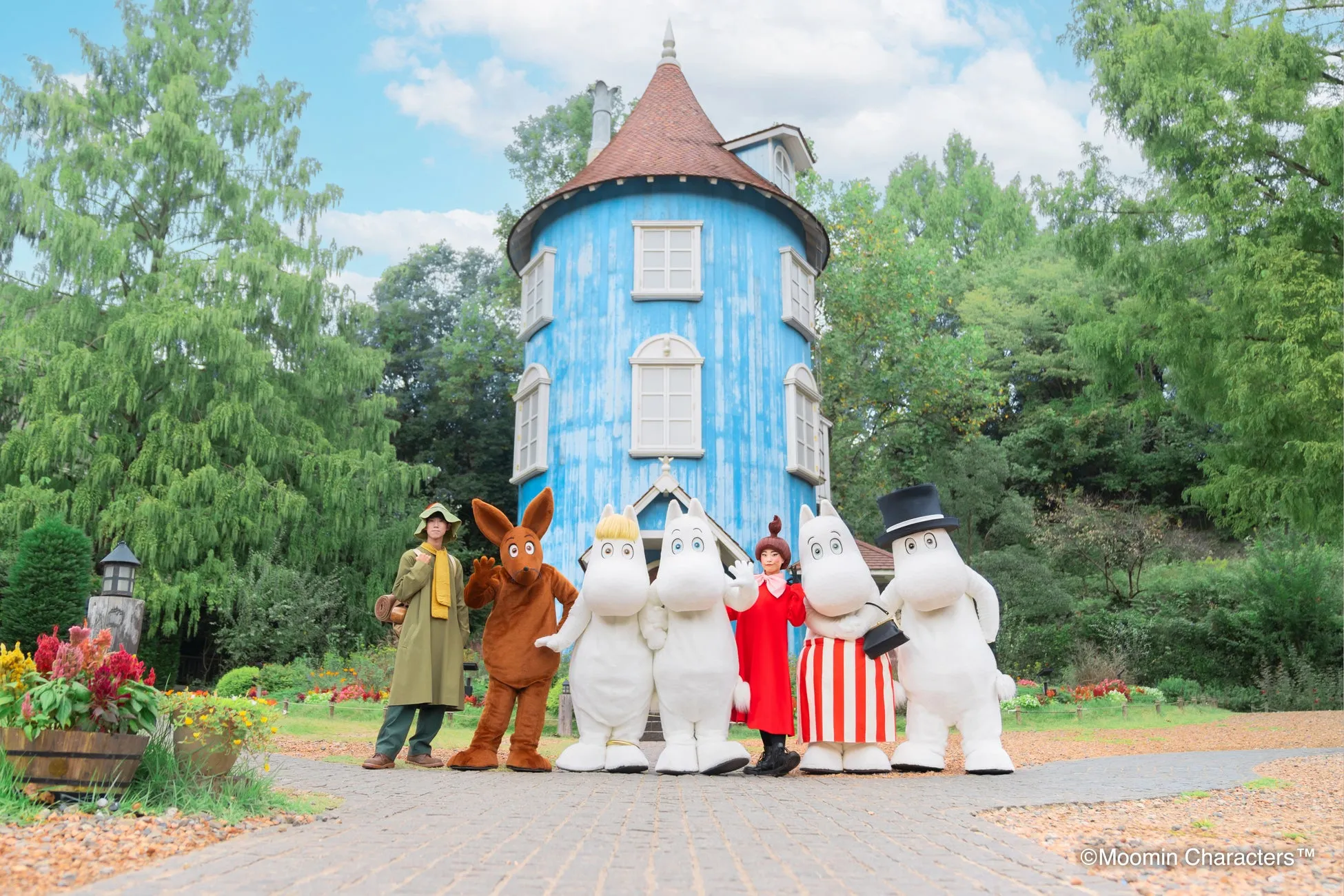 ムーミンバレーパークのムーミンハウスの前のキャラクター