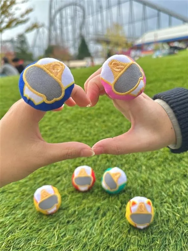 ぬいリングをつけた手がハート型を作っている