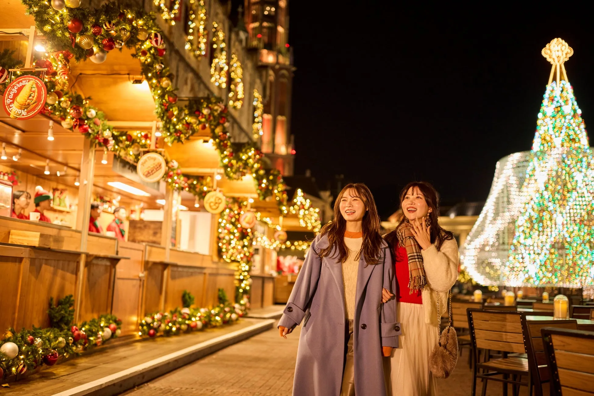 クリスマスマーケットとグランド・シャンデリアツリー