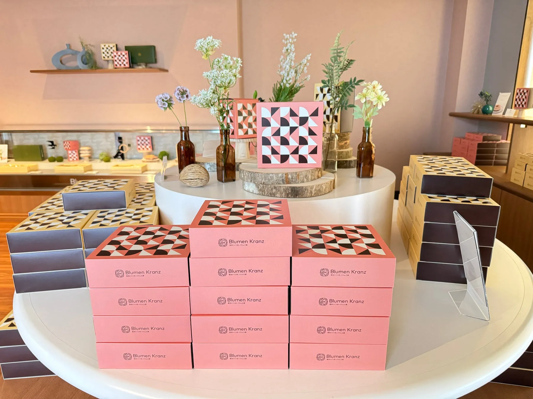 オリジナルバウムクーヘン工房のカラフルなディスプレイ