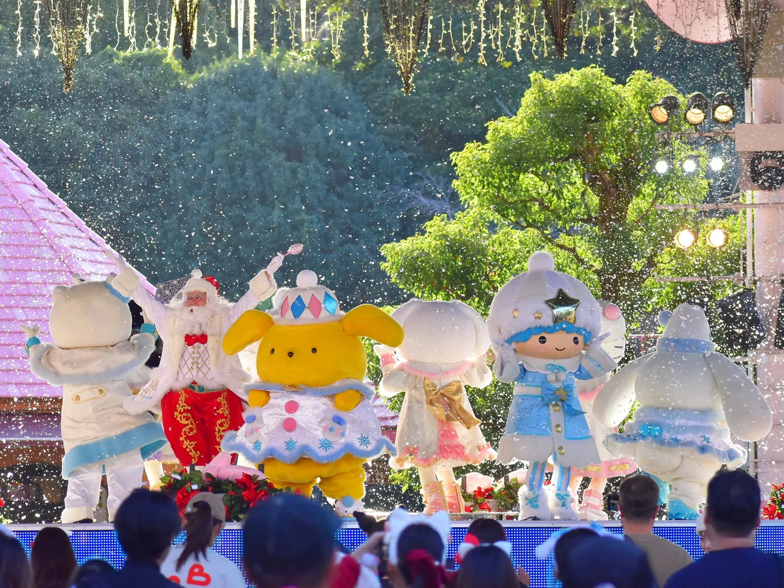 ハーモニーランドでクリスマスショーをするキャラクターたち