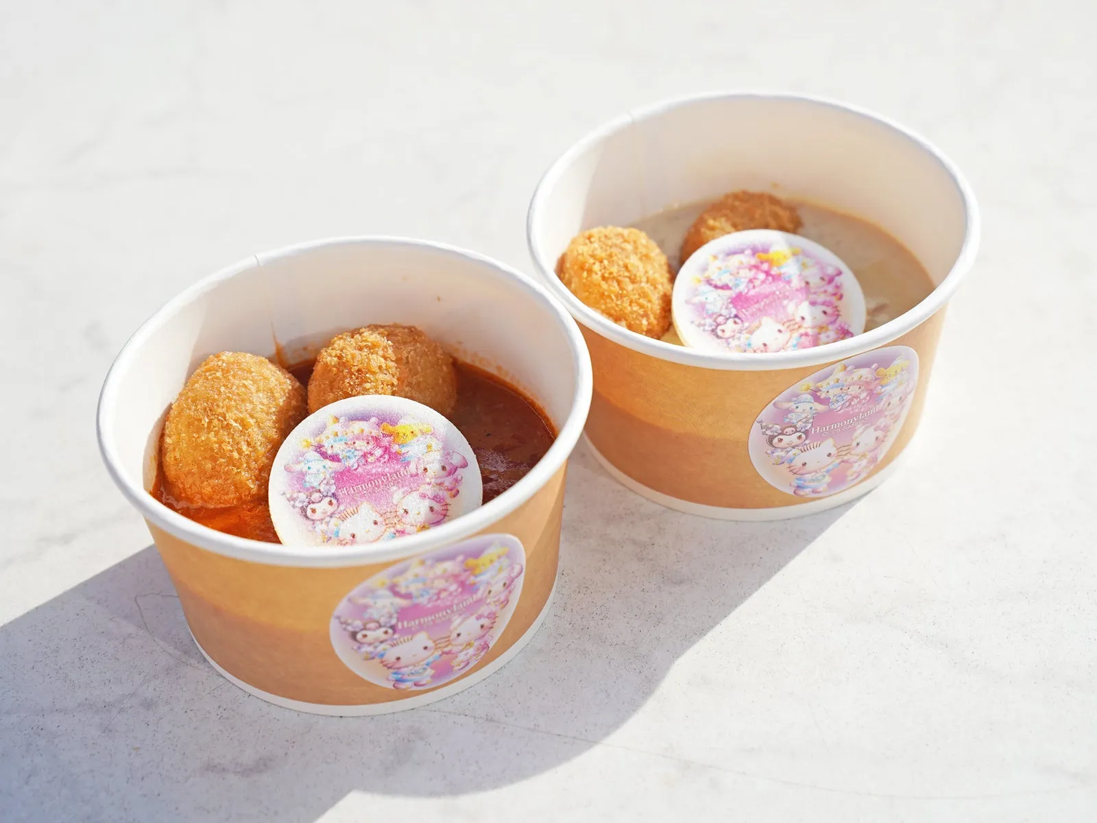 クリスマス限定デザインのフード、カップに入ったスープ