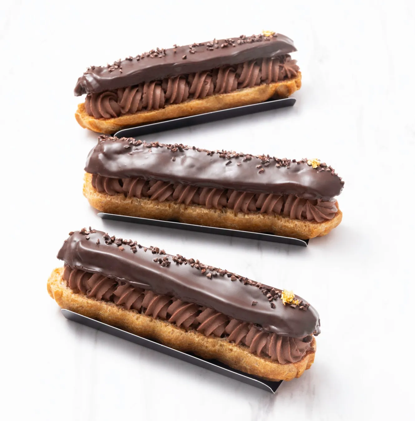 ベルジック・エクレール(ショコラ) ベルギー産クーベルチュールのチョコレートクリームをつめて、カカオニブをトッピング